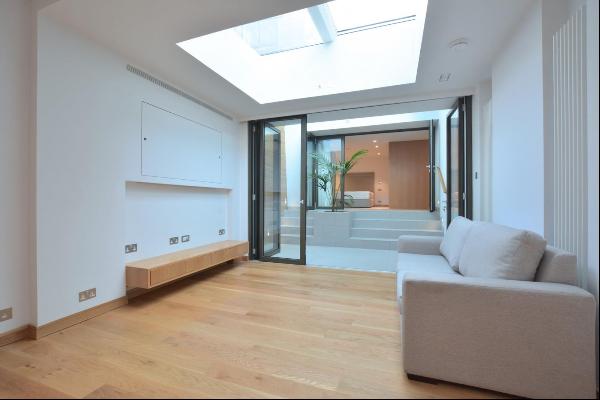 A luxury two bedroom flat to let in Crown Reach, Westminster SW1V