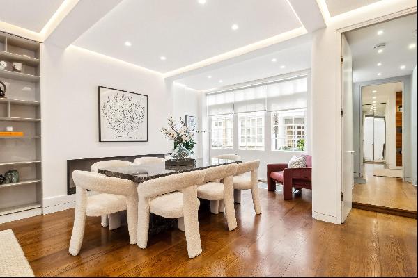 A 4/5 bedroom property on a private mews in Notting Hill village, W11
