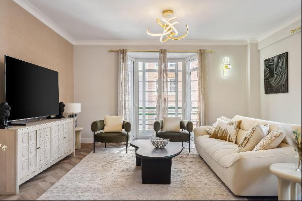 A delightful newly refurbished three bedroom flat to rent in Marylebone W1.