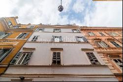 Charming historic penthouse near Trevi Fountain