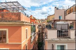 Charming historic penthouse near Trevi Fountain