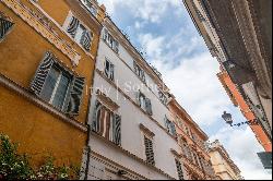 Charming historic penthouse near Trevi Fountain