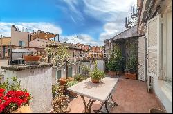 Charming historic penthouse near Trevi Fountain