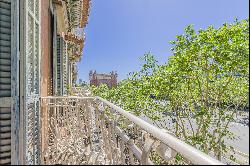 Fantastic modernist apartment overlooking the Arc de Triomf