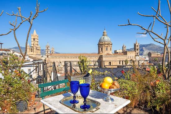 Historic penthouse with panoramic terrace overlooking the Palermo's Cathedral