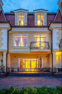 Sophisticated classical apartment in the pine forest