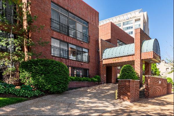 Remarkable condo just steps away from Barnes-Jewish Hospital complex