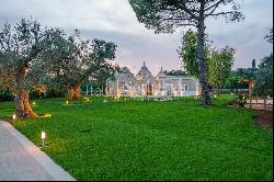 Classic-style villa with trulli and swimming pool