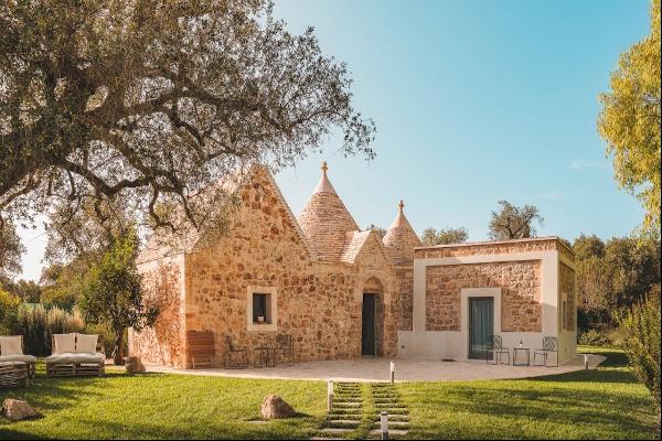 Classic-style villa with trulli and swimming pool