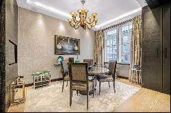 A fully renovated and modern apartment in portered Mayfair residence