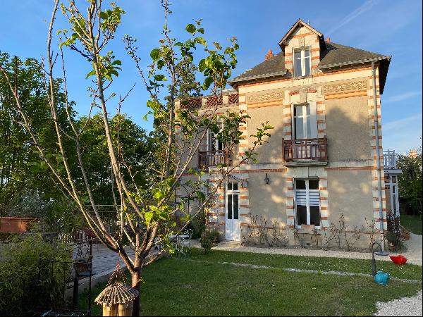 Bourgeois house 12 km from the center of Tours.