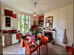 Bourgeois house 12 km from the center of Tours.