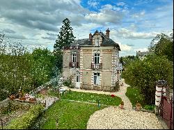 Bourgeois house 12 km from the center of Tours.