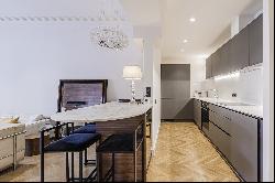 High and Bright Apartment on Paseo de Gracia: Exclusive Design and Tranquility.