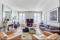 Paris 8th District - A spacious 3-bed apartment