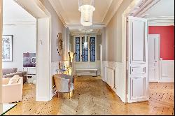 Paris 8th District - A spacious 3-bed apartment