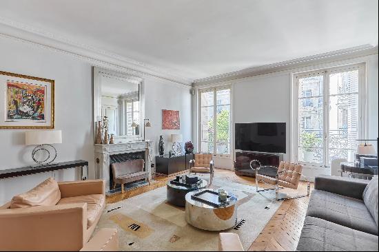 Paris 8th District – A spacious 3-bed apartment