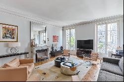 Paris 8th District - A spacious 3-bed apartment