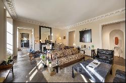 Paris 1st District - An elegant 3/4 bed apartment