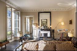 Paris 1st District - An elegant 3/4 bed apartment