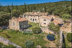 Authentic 17th century farmhouse in Luberon