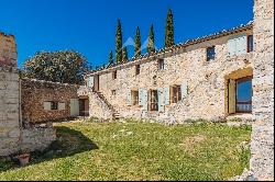 Authentic 17th century farmhouse in Luberon