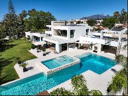 A paradisiacal villa, with all luxury details, on the Mediterranean coast of Estepona