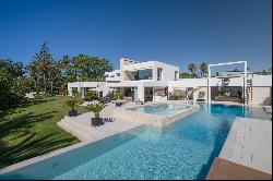 A paradisiacal villa, with all luxury details, on the Mediterranean coast of Estepona