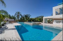 A paradisiacal villa, with all luxury details, on the Mediterranean coast of Estepona