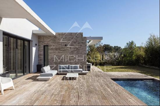 MOUGINS - NICE CONTEMPORARY VILLA IN GATED DOMAIN