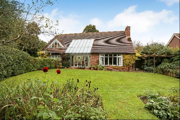 Tucked away in the heart of the popular village of Kings Somborne, the position of this ex