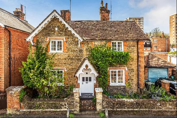 A stunning period cottage in a quiet but central location near to the River Wey and Guildf