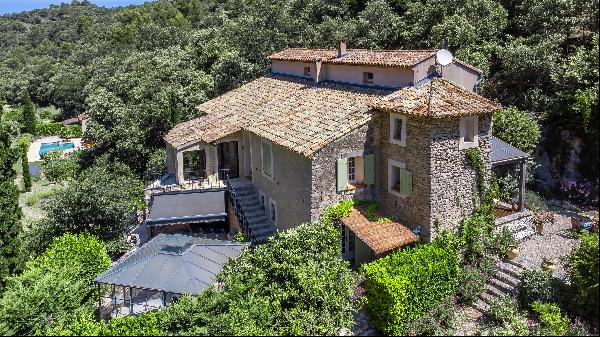 Magnificent property with swimming pool and outbuildings for sale near L'Isle-sur-la-Sorgu