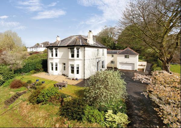 Oakhurst is a beautifully presented home in an elevated position on the edge of Tavistock 