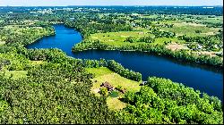 A luxurious lakeshore residence near Druskininkai