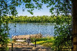 A luxurious lakeshore residence near Druskininkai