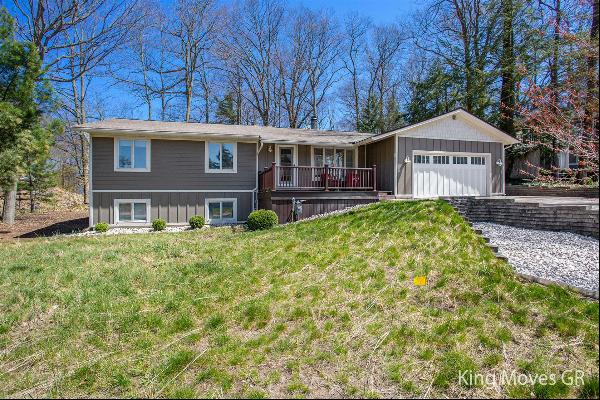 9436 Lakeview Court, West Olive MI 49460