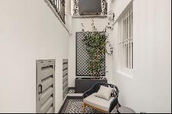 Stylish two-bedroom courtyard apartment for rent in Kensington