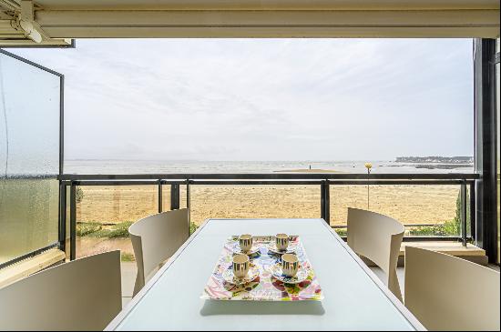 Flat facing the sea with terrace in the Plage Benoît neighbourhood.