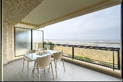 Flat facing the sea with terrace in the Plage Benoit neighbourhood.