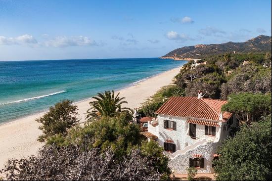 A seafront holiday home on the beach of Santa Margherita