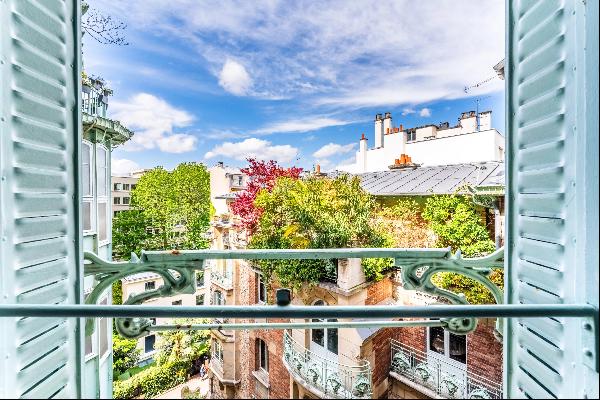 Paris 16th District – An ideal pied a terre in an iconic building