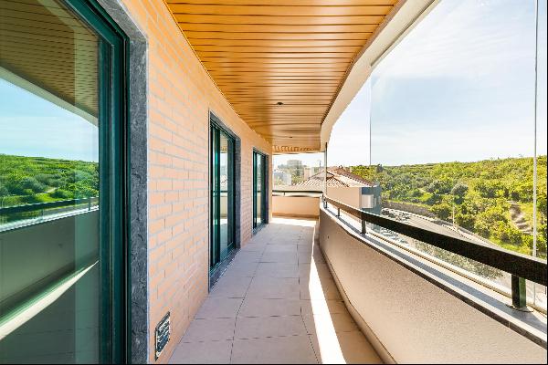 Excellent 2-bedroom apartment with terrace, parking and storage in Algés, Lisbon.