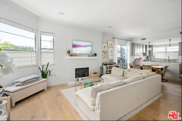 Beautifully renovated townhouse in Beverly Grove! This bright and sunny tri-level townhous
