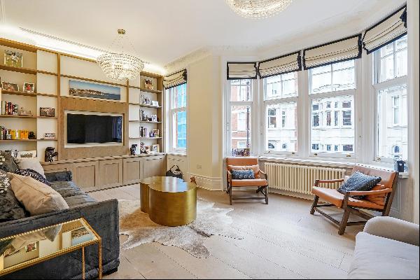 An excellent, three bedroom lateral apartment for sale in the heart of Marylebone.
