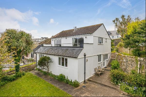 A lovely, detached house, situated in the heart of this vibrant Cornish beachside town, wi