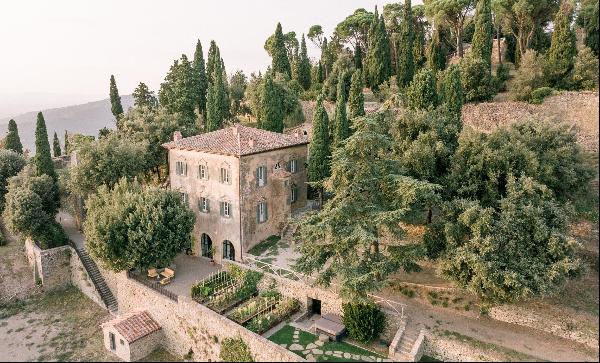 Splendid, meticulously restored 12th century villa and land in the heart of Cortona, Tusca