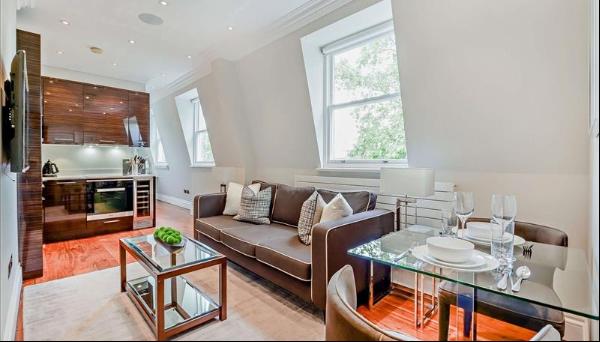 A stylish one bedroom apartment available to rent in Garden House, Notting Hill, W2