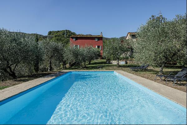 Beautiful property with an annexe, a swimming pool, a land with olive groves and panoramic