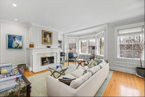 Welcome to 1879 sq/ft of luxurious living on prestigious Commonwealth Avenue in Back Bay! 